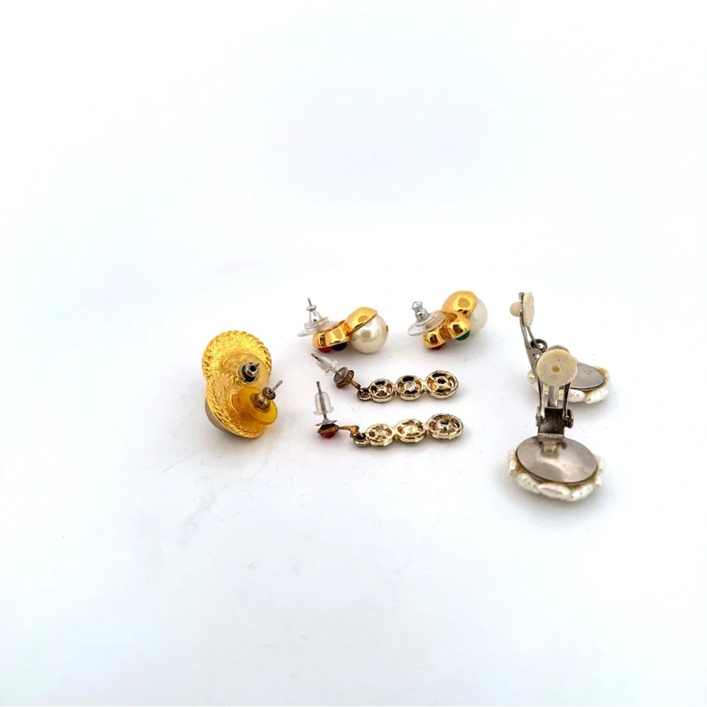A bundle of 4 pairs of estate sale find vintage earrings - Picture 7 of 8